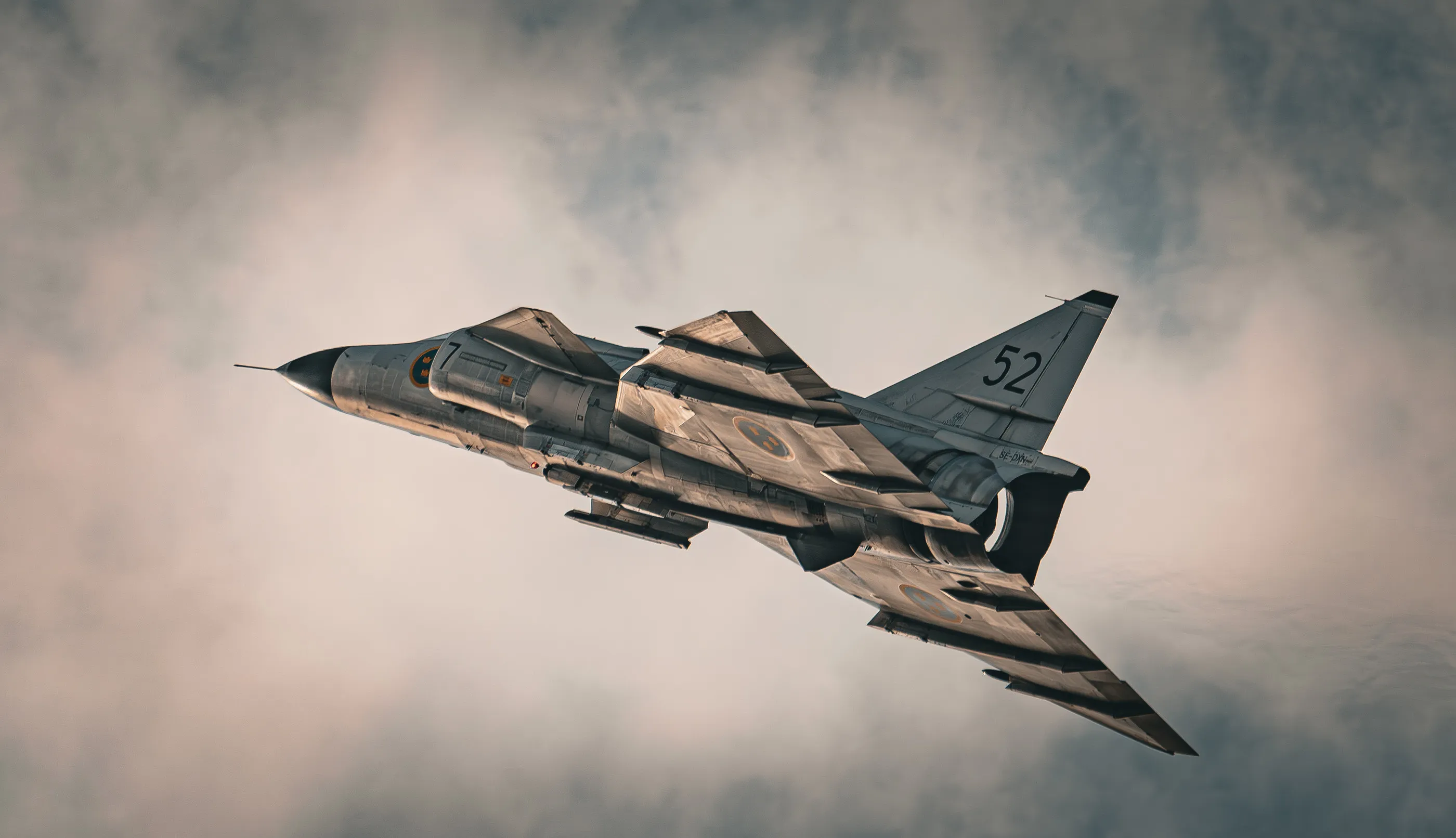 Myśliwiec Saab 37 Viggen w przechyle, widziany z góry